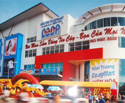 Why has Co.opmart retained its position as a leading retailer in VietNam?
